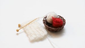 ミニチュア編み棒と毛糸玉の完成